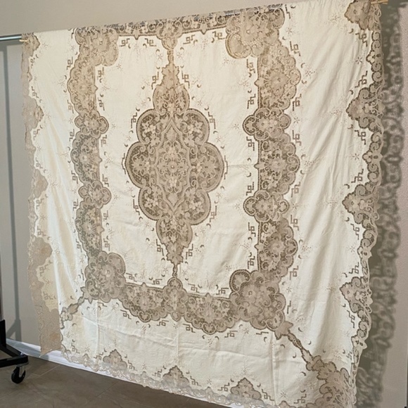 VINTAGE *Hand-Made* Italian Embroidery Cloth - Picture 2 of 7